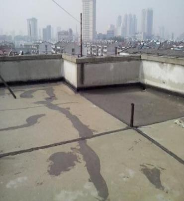七台河漏水维修 楼顶漏水是什么原因，楼顶漏水维修方法是什么?
